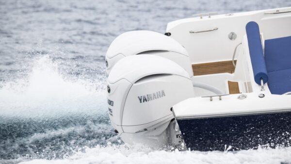 Yamaha V6, 4.2L 300HP – 35″ Shaft, 2022 Model - Image 3